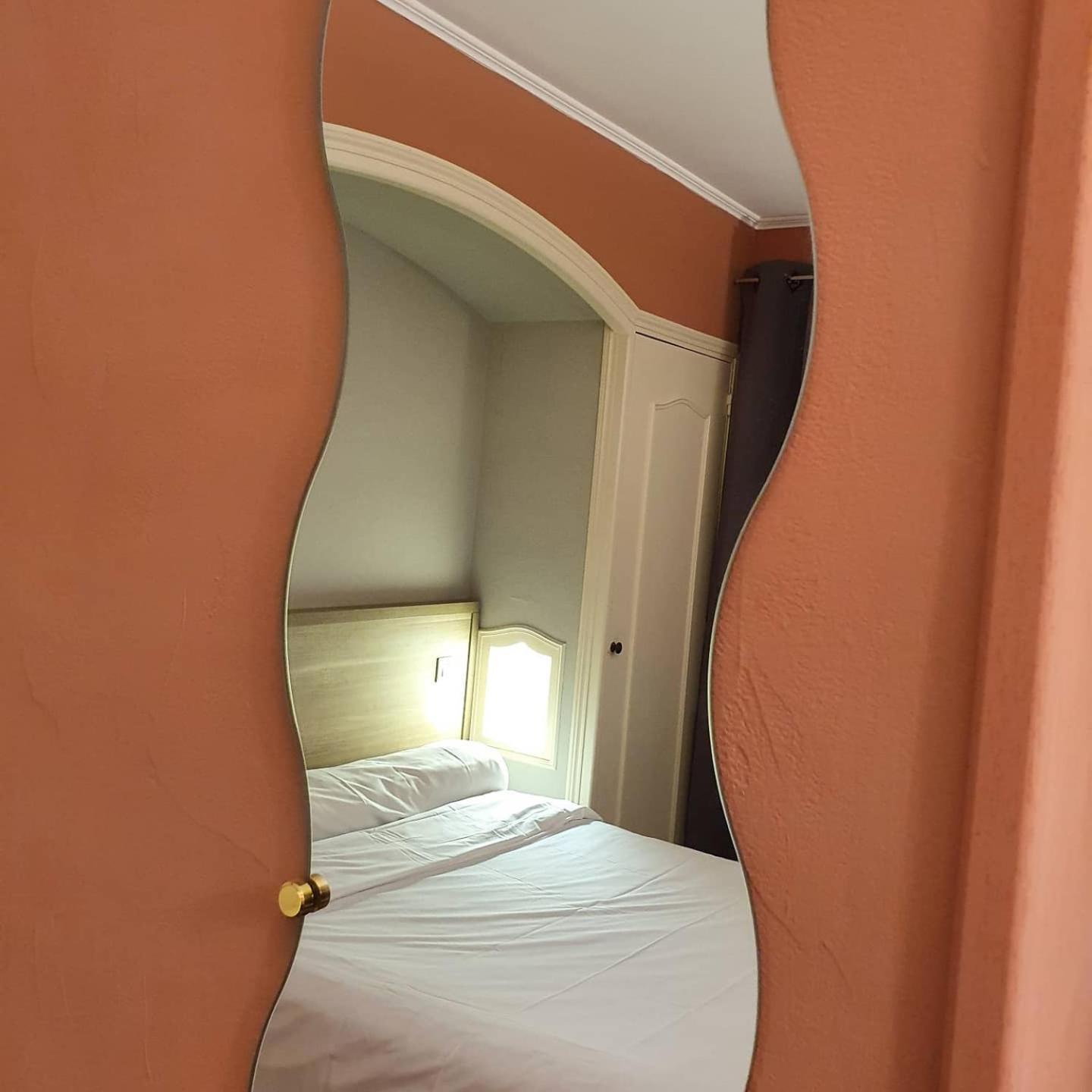 Auberge De La Tour -Appartements- Valros Exterior photo